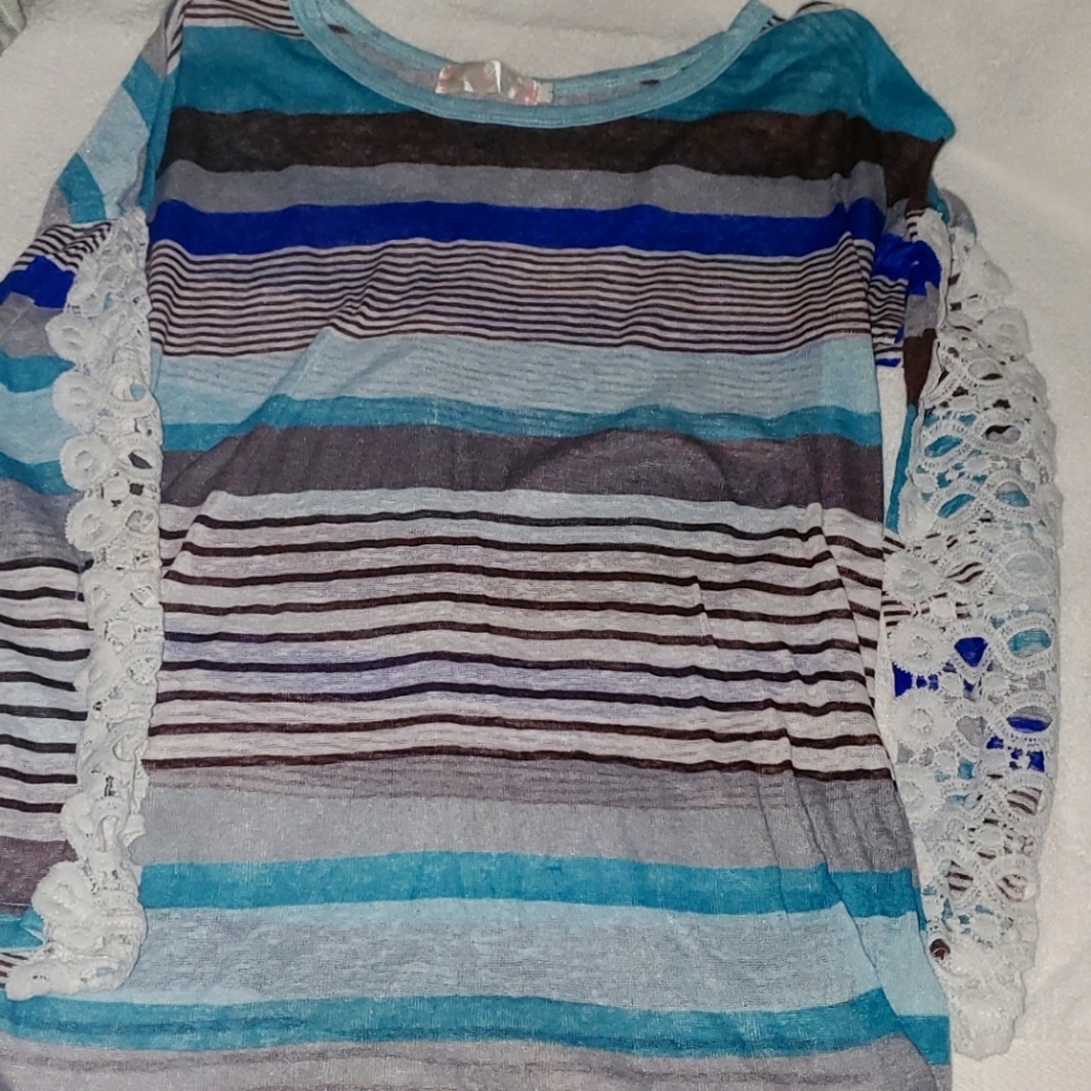 ❤ 3/$25 Womens size large, lightweight laced long-sleeved knit shirt